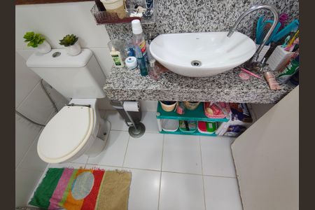 Casa de condomínio à venda com 166m², 4 quartos e 2 vagasBanheiro de Serviço