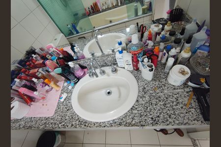 Casa de condomínio à venda com 166m², 4 quartos e 2 vagasBanheiro da Suíte 2