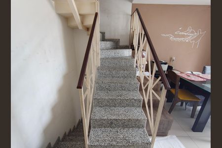 Casa de condomínio à venda com 166m², 4 quartos e 2 vagasEscada