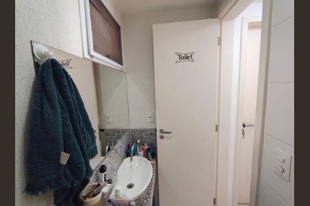 Casa de condomínio à venda com 166m², 4 quartos e 2 vagasBanheiro de Serviço