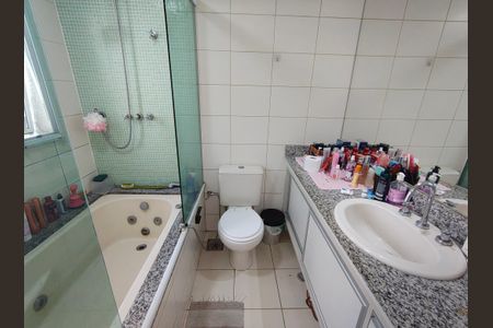 Casa de condomínio à venda com 166m², 4 quartos e 2 vagasBanheiro da Suíte 2