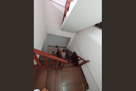 Casa para alugar com 239m², 4 quartos e 1 vaga Casa para alugar com 239m², 4 quartos e 1 vagaEscada