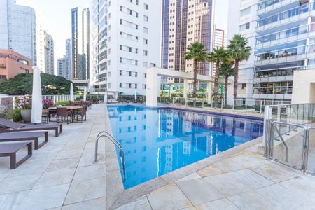 Apartamento à venda com 197m², 4 quartos e 4 vagas Apartamento à venda com 197m², 4 quartos e 4 vagasÁrea comum - Piscina
