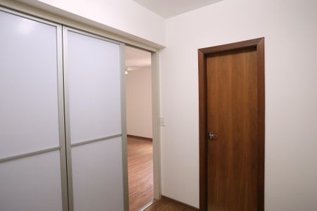 Apartamento à venda com 197m², 4 quartos e 4 vagas Apartamento à venda com 197m², 4 quartos e 4 vagasCloset da suíte