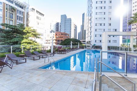 Apartamento à venda com 197m², 4 quartos e 4 vagas Apartamento à venda com 197m², 4 quartos e 4 vagasÁrea comum - Piscina