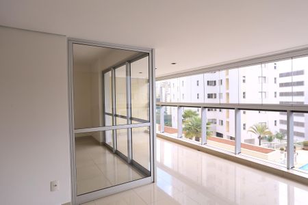 Apartamento à venda com 197m², 4 quartos e 4 vagas Apartamento à venda com 197m², 4 quartos e 4 vagasVaranda da Sala