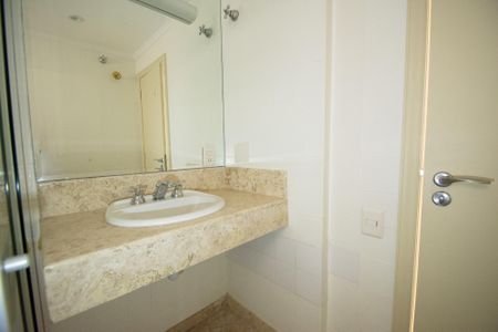 Apartamento à venda com 343m², 4 quartos e 3 vagas Apartamento à venda com 343m², 4 quartos e 3 vagasBanheiro da Suíte 3