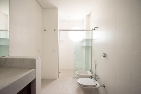 Apartamento à venda com 343m², 4 quartos e 3 vagas Apartamento à venda com 343m², 4 quartos e 3 vagasBanheiro da Suíte 1