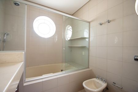 Apartamento à venda com 343m², 4 quartos e 3 vagas Apartamento à venda com 343m², 4 quartos e 3 vagasBanheiro da Suíte 2