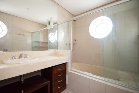 Apartamento à venda com 343m², 4 quartos e 3 vagas Apartamento à venda com 343m², 4 quartos e 3 vagasBanheiro da Suíte 2