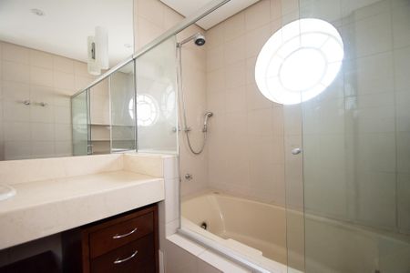 Apartamento à venda com 343m², 4 quartos e 3 vagas Apartamento à venda com 343m², 4 quartos e 3 vagasBanheiro da Suíte 2