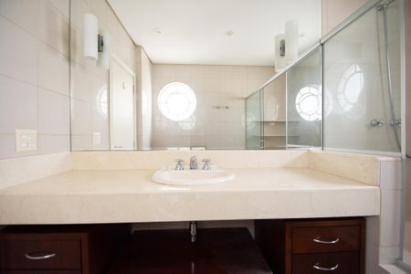 Apartamento à venda com 343m², 4 quartos e 3 vagas Apartamento à venda com 343m², 4 quartos e 3 vagasBanheiro da Suíte 2