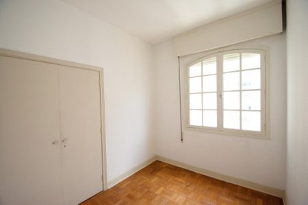 Apartamento à venda com 343m², 4 quartos e 3 vagas Apartamento à venda com 343m², 4 quartos e 3 vagasQuarto de Serviço 1