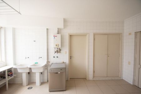 Apartamento à venda com 343m², 4 quartos e 3 vagas Apartamento à venda com 343m², 4 quartos e 3 vagasÁrea de Serviço