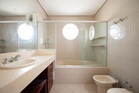 Apartamento à venda com 343m², 4 quartos e 3 vagas Apartamento à venda com 343m², 4 quartos e 3 vagasBanheiro da Suíte 2