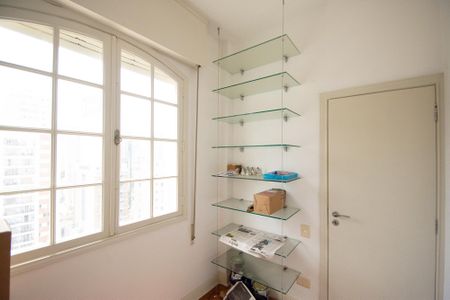 Apartamento à venda com 343m², 4 quartos e 3 vagas Apartamento à venda com 343m², 4 quartos e 3 vagasQuarto de Serviço 2