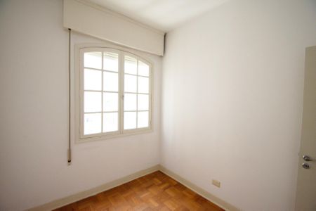 Apartamento à venda com 343m², 4 quartos e 3 vagas Apartamento à venda com 343m², 4 quartos e 3 vagasQuarto de Serviço 1