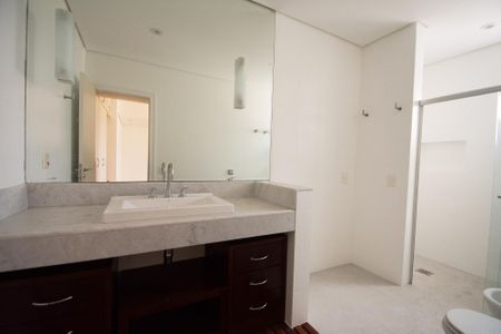 Apartamento à venda com 343m², 4 quartos e 3 vagas Apartamento à venda com 343m², 4 quartos e 3 vagasBanheiro da Suíte 1