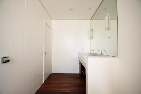 Apartamento à venda com 343m², 4 quartos e 3 vagas Apartamento à venda com 343m², 4 quartos e 3 vagasBanheiro da Suíte 1