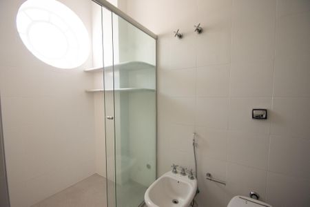 Apartamento à venda com 343m², 4 quartos e 3 vagas Apartamento à venda com 343m², 4 quartos e 3 vagasBanheiro da Suíte 1