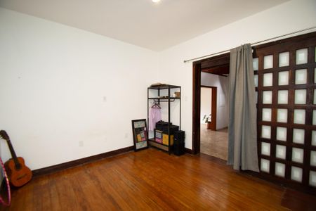 Casa à venda com 200m², 3 quartos e 3 vagas Casa à venda com 200m², 3 quartos e 3 vagasQuarto 1