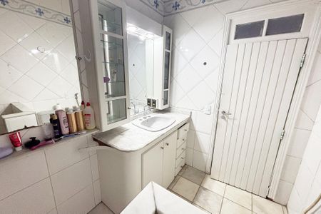 Casa à venda com 200m², 3 quartos e 3 vagas Casa à venda com 200m², 3 quartos e 3 vagasBanheiro Social