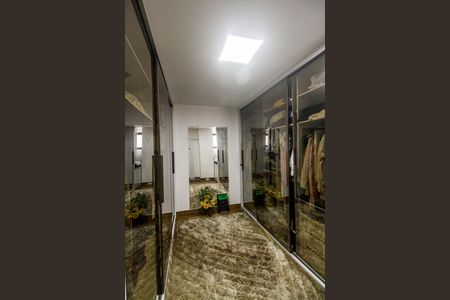 Apartamento à venda com 350m², 4 quartos e 4 vagas Apartamento à venda com 350m², 4 quartos e 4 vagasCloset da suíte