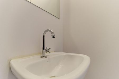 Banheiro de kitnet/studio para alugar com 1 quarto, 27m² em República, São Paulo