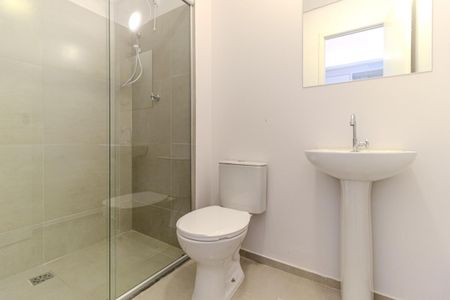 Banheiro de kitnet/studio para alugar com 1 quarto, 27m² em República, São Paulo