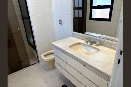 Apartamento para alugar com 440m², 3 quartos e 3 vagas Apartamento para alugar com 440m², 3 quartos e 3 vagasBanheiro da Suíte 1