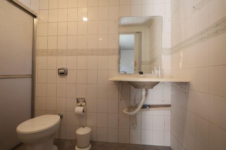 Banheiro de kitnet/studio para alugar com 1 quarto, 48m² em São Luis, Canoas