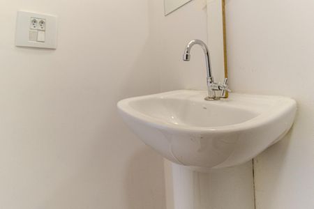 Banheiro de kitnet/studio para alugar com 1 quarto, 32m² em República, São Paulo