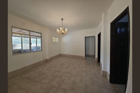 Casa para alugar com 370m², 3 quartos e 3 vagassala 