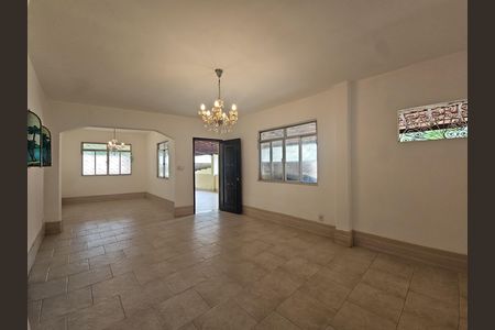 Casa para alugar com 370m², 3 quartos e 3 vagassala