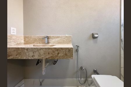 Casa de condomínio para alugar com 177m², 3 quartos e 4 vagas Casa de condomínio para alugar com 177m², 3 quartos e 4 vagasBanheiro da Suíte 2