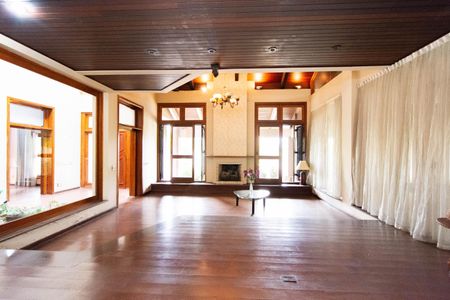 Casa à venda com 630m², 4 quartos e 4 vagasSala