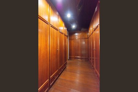 Casa à venda com 630m², 4 quartos e 4 vagasCloset Suíte 1