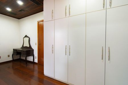 Casa à venda com 630m², 4 quartos e 4 vagasSuíte 2