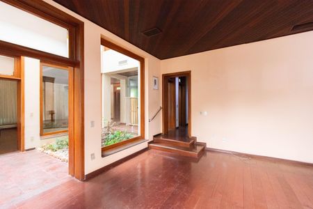 Casa à venda com 630m², 4 quartos e 4 vagasSala