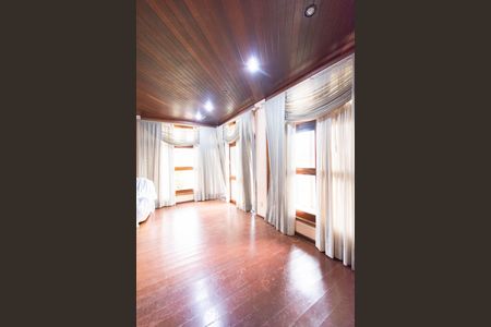 Casa à venda com 630m², 4 quartos e 4 vagasSala