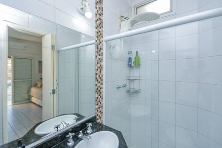 Casa à venda com 82m², 2 quartos e 2 vagas Casa à venda com 82m², 2 quartos e 2 vagasBanheiro