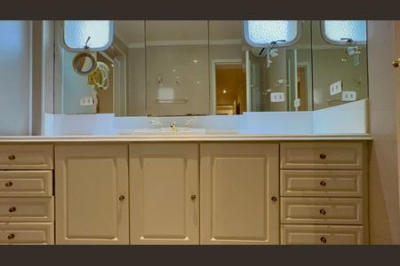 Apartamento à venda com 198m², 2 quartos e 2 vagas Apartamento à venda com 198m², 2 quartos e 2 vagasBanheiro da Suíte 2