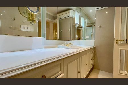 Apartamento à venda com 198m², 2 quartos e 2 vagas Apartamento à venda com 198m², 2 quartos e 2 vagasBanheiro da Suíte 2