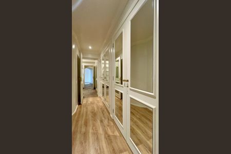 Apartamento à venda com 198m², 2 quartos e 2 vagas Apartamento à venda com 198m², 2 quartos e 2 vagasCloset da suíte 2