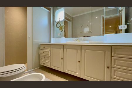 Apartamento à venda com 198m², 2 quartos e 2 vagas Apartamento à venda com 198m², 2 quartos e 2 vagasBanheiro da Suíte 2