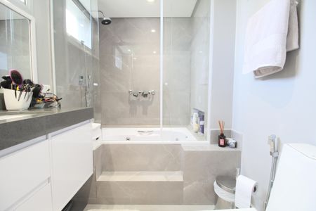 Apartamento à venda com 217m², 3 quartos e 3 vagasBanheiro da Suíte