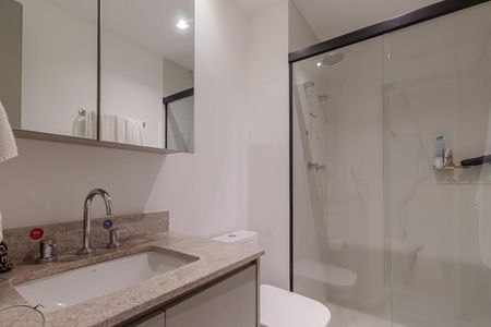 Banheiro de kitnet/studio para alugar com 1 quarto, 35m² em Indianópolis, São Paulo