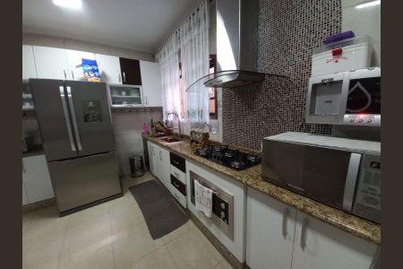 Casa à venda com 220m², 4 quartos e 2 vagas