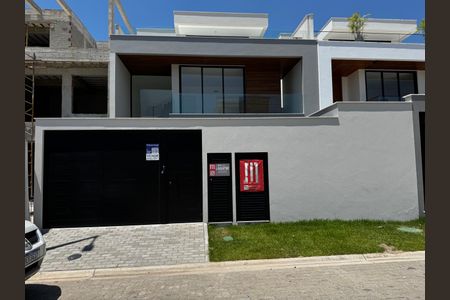 Casa de condomínio à venda com 230m², 3 quartos e 1 vagaFachada