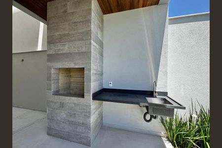 Casa de condomínio à venda com 230m², 3 quartos e 1 vagaÁrea externa